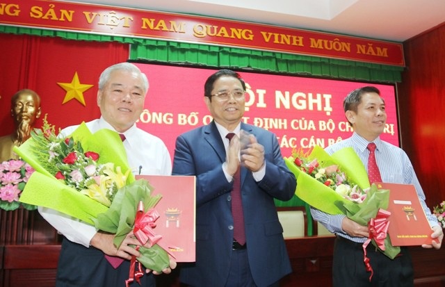 Ông Phạm Minh Chính (giữa) trao các quyết định cho ông Nguyễn Văn Thể (phải) và ông Phan Văn Sáu.