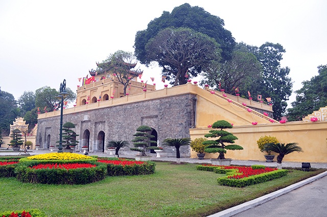 Chủ tịch Hà Nội yêu cầu rút kinh nghiệm vụ “làm mới” di tích - 1 Đoan Môn - cổng chính dẫn vào Hoàn thành Thăng Long khác lạ trong màu áo mới