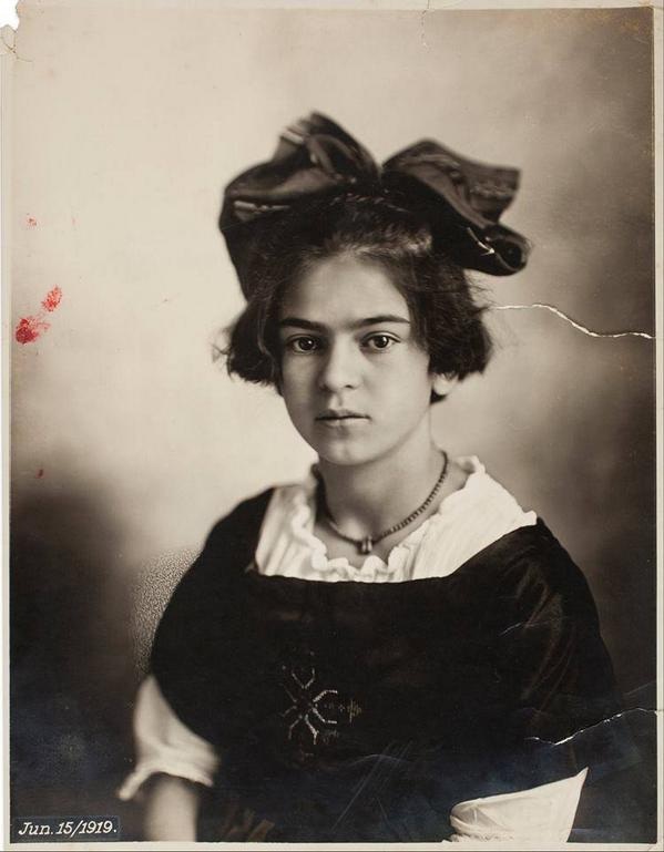 Con người trông như thế nào ở 100 năm trước? - 8 Nữ họa sĩ “huyền thoại” người Mexico Frida Kahlo khi còn là một cô bé 13 tuổi.