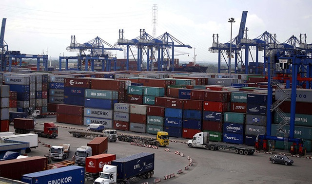 Phó Thủ tướng yêu cầu làm rõ vụ 213 container bỗng dưng “biến mất” - 1 Hơn 200 container đã bị các đối tượng, trong đó có cả cán bộ Hải quan hô biến trên đường vận chuyển đi Campuchia
