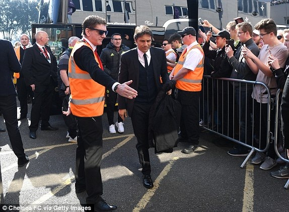 
Conte cùng các cầu thủ Chelsea tiến tới sân vận động của Bournemouth
