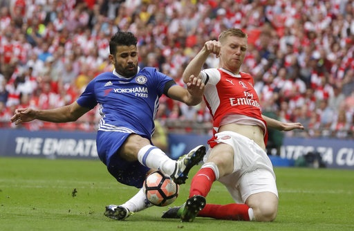 Vượt qua Chelsea, Arsenal giành cúp FA - 4
Metersacker (phải) ngăn cản pha dứt điểm của Costa