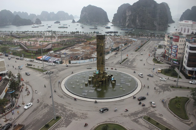 Cột đồng hồ “khủng” mới được xây trên nền Cột đồng hồ Hòn Gai cũ với kinh phí 35 tỷ đồng, vừa được hoàn thành tại TP Hạ Long (Quảng Ninh). Cột đồng hồ cao 28m với phần khung được làm từ 18 tấn thép, nguồn vốn đầu tư là ngân sách TP Hạ Long. (Ảnh: An Nhiên)