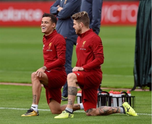 Cười tươi rói khi trở lại Liverpool, Coutinho đập tan tin đồn ra đi - 2
