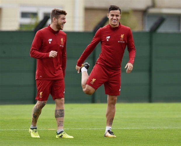Cười tươi rói khi trở lại Liverpool, Coutinho đập tan tin đồn ra đi - 3