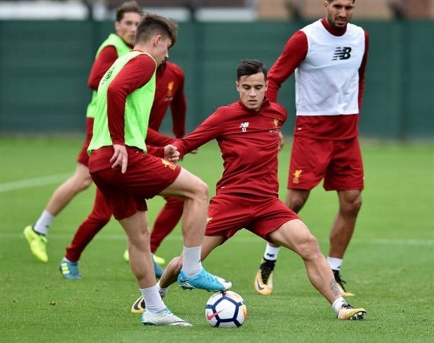 Cười tươi rói khi trở lại Liverpool, Coutinho đập tan tin đồn ra đi - 6