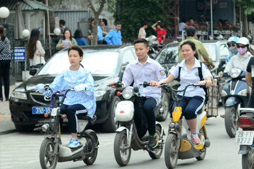 Học sinh trung học: Xe đạp điện hay xe máy 50cc - 1
Xe đạp điện và xe máy 50cc là lựa chọn khá thú vị cho học sinh