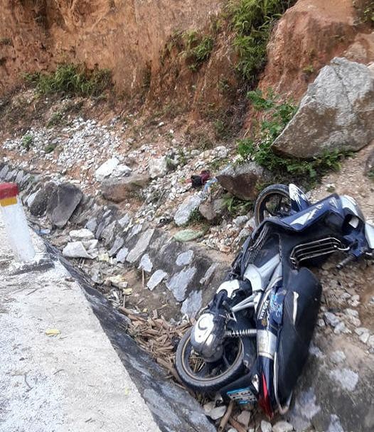 Xe lao vào ta luy, 3 mẹ con thương vong - 1 Hiện trường nơi xảy ra vụ tai nạn thương tâm, khiến 3 mẹ con thương vong.