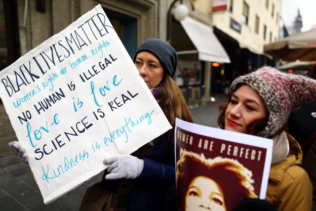 “Người da màu đáng được sống”, “Quyền phụ nữ là quyền con người”, “Không có ai là bất hợp pháp”, “Tình yêu là tình yêu”,… là những khẩu hiệu mà phụ nữ Croatia đưa ra trong cuộc tuần hành phản đối Tổng thống Trump hôm 21/1 tại thành phố Zagreb (Ảnh: Reuters)