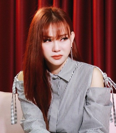 Choáng với loạt biệt thự dát vàng, chung cư triệu đô la của nhà sao Việt - 10 Thu Thủy đã bật khóc khi chia sẻ rằng: “Mình tính không bằng trời tính”. 13 năm yêu nhau khác hoàn toàn khi kết hôn”. Mặc dù cô đã hết sức cố gắng níu kéo nhưng không thể giữ lại cuộc hôn nhân này.