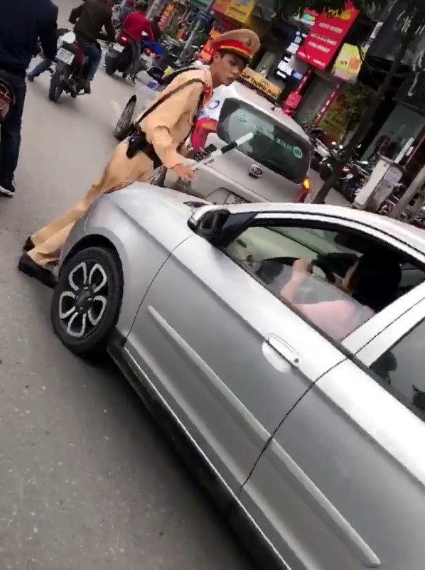 Nữ tài xế điều khiển ô tô ủn CGST trên phố. (Ảnh cắt từ clip)