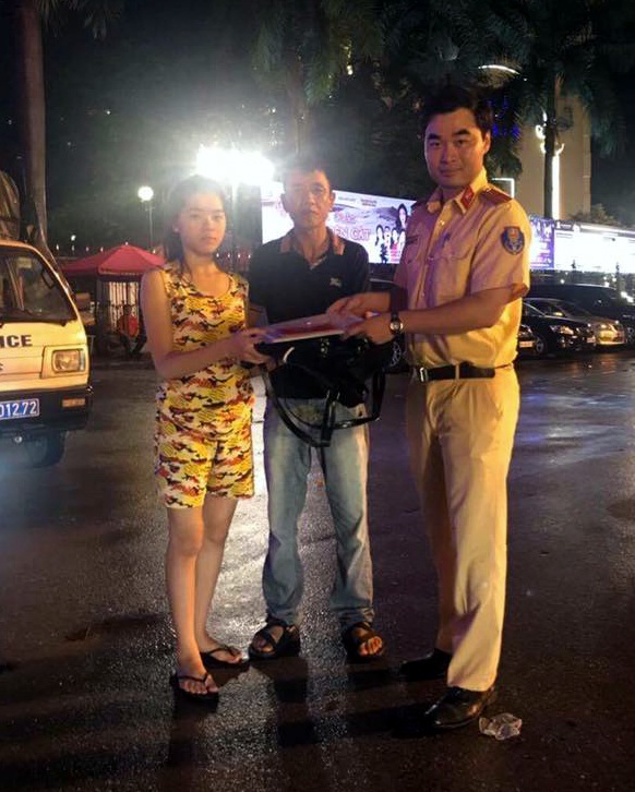 CSGT Hà Nội trả lại số tiền lớn cùng sổ đỏ cho người dân đánh rơi - 2 Trung úy Tùng trao trả tài sản cho bố con anh Thắng.