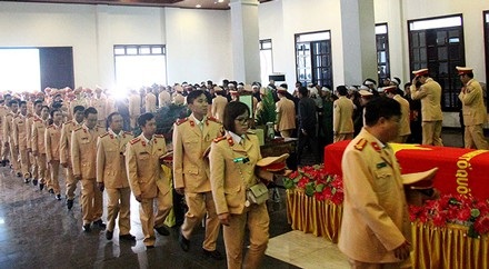 Bắt tạm giam đối tượng tông xe khiến Thiếu tá CSGT tử vong - 2 Hàng nghìn cán bộ chiến sĩ trong lực lượng Công an đã đến tiễn đưa Trung tá Trần Văn Vang về nơi an nghỉ cuối cùng.