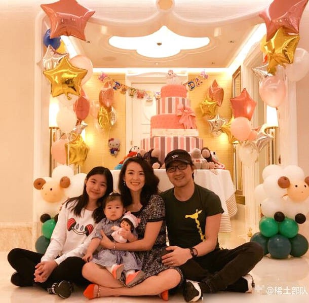 Chương Tử Di khoe ảnh gia đình hạnh phúc trong ngày sinh nhật con - 5 
Chương TỬ Di xem con gái riêng của chồng như con ruột. Đáp lại tình cảm của cô, bé Hy Hy cũng yêu mến Chương Tử Di. Người đẹp của Ngọa hổ tàng long cho hay, cô muốn bù đắp những thiếu hụt tình cảm cho bé Hy Hy.