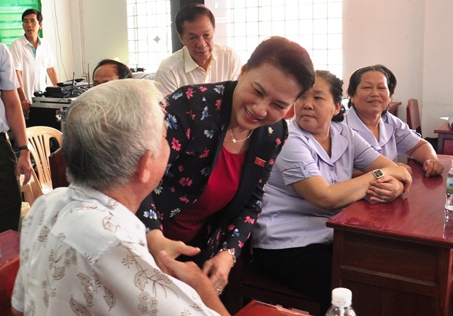 Sẽ làm thủ tục cho nghỉ hưu đối với ông Võ Kim Cự - 5 Chủ tịch Quốc hội bắt tay các cử tri của quận Ninh Kiêu TP Cần Thơ