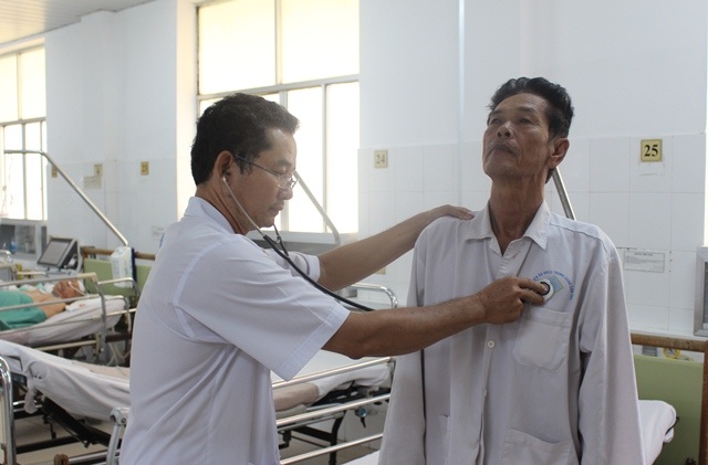 Đi chăm vợ bệnh, chồng bất ngờ đột quỵ - 1 Bệnh nhân Quách Văn Cự, được bác sĩ khám lại trước khi xuất viện