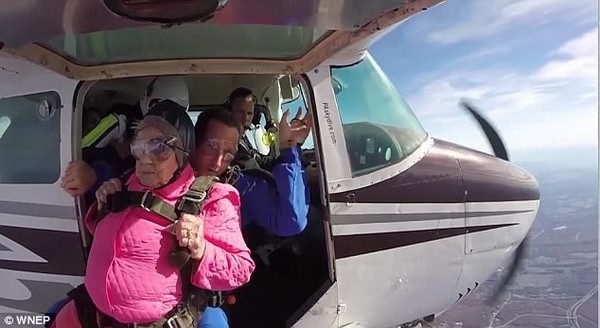Cụ bà Campbell bước ra khỏi máy bay cùng huấn luyện viên nhảy dù từ độ cao hơn 3.000m