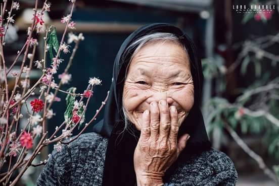 Nụ cười yêu đời của cụ bà thu gom giấy vụn ở Đà Lạt - 7 Chụp xong, bà mời tôi vào uống trà và hỏi tôi: Nãy giờ chụp hết bao nhiêu tiền, bà gởi, film mắc lắm mà con chụp cỡ đó chắc tốn lắm, bà móc tiền ra đưa cho tôi, mặt bà vừa cười và nói.