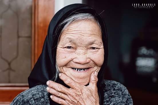 Nụ cười yêu đời của cụ bà thu gom giấy vụn ở Đà Lạt - 5 Bà chuyển vào Đà Lạt được 23 năm từ ngày ông mất, mua cái nhà trong hẻm và sống bằng nghề này. Tôi tâm sự với bà, kể ra mới biết bà cũng là người Quảng Nam, sáng đi làm và chiều tối lại về, ngày qua ngày cứ như vậy.