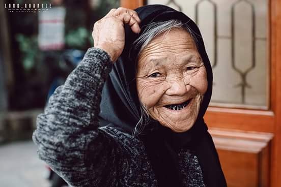 Nụ cười yêu đời của cụ bà thu gom giấy vụn ở Đà Lạt - 6 Tôi xin bà chụp một số tấm hình, bà vui vẻ nhận lời và tạo dáng rất vui tươi. Bà kể nhiều về cuộc sống của bà, từ những ngày rét buốt đến lạnh run vẫn phải đi làm, có quá nhiều điều buồn tuổi, cơ cực...