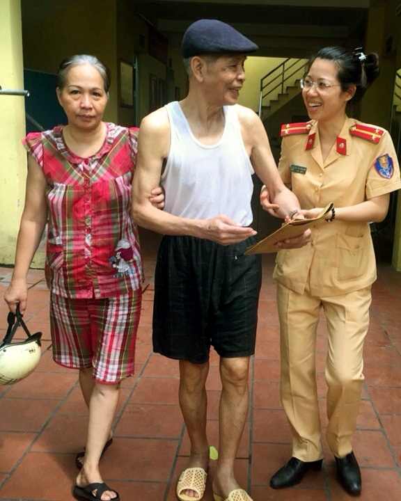 Cụ già đi lạc được Cảnh sát giao thông Hà Nội giúp tìm người thân - 1 Cụ Sứ được con gái đến trụ sở Đội CSGT số 1 đón về.