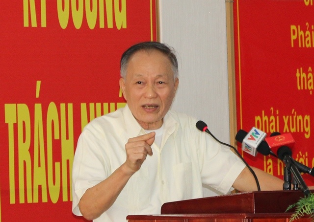 Sẽ làm thủ tục cho nghỉ hưu đối với ông Võ Kim Cự - 2
Cử tri Nguyễn Xuân Xinh nêu các thắc mắc của mình với Chủ tịch Quốc hội