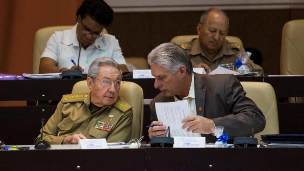Chủ tịch Raul Castro sắp mãn nhiệm, ai sẽ lãnh đạo Cuba? - 2 Chủ tịch Raul Castro ngồi cạnh Phó Chủ tịch Miguel Diaz-Canel tại phiên họp quốc hội ở Havana ngày 21/12 (Ảnh: Reuters)