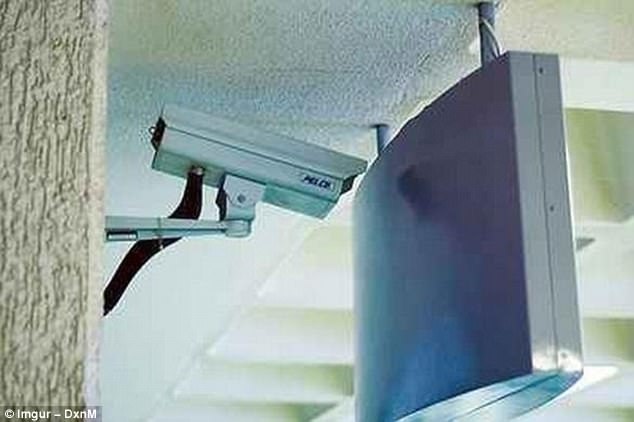 Những hình ảnh "khó hiểu" trong cuộc sống khiến người xem phải bật cười - 11 Câu hỏi được đặt ra: màn hình TV được lắp đặt trước hay hệ thống camera quan sát CCTV lắp đầu tiên?