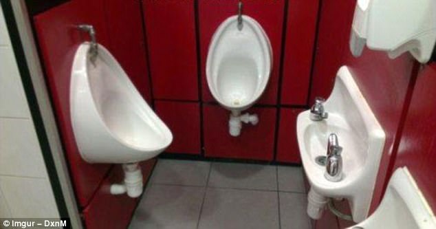 Những hình ảnh "khó hiểu" trong cuộc sống khiến người xem phải bật cười - 5 Nhà WC siêu tiết kiệm không gian dành cho các quý ông.