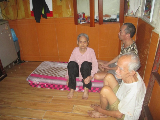 Chuyện khó tin trong những căn nhà “chật kỷ lục” ở Hà Nội - 4 Không gian gần 6m2 là nơi sinh sống của 3 thế hệ gia đình ông Lợi.