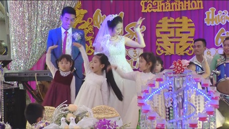 Clip học trò nhí hát múa đáng yêu trong đám cưới cô giáo - 1 Clip học trò nhí hát múa đáng yêu trong đám cưới cô giáo - 1