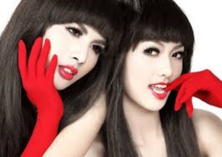 Hot boy Cường Bely nổi tiếng với những bức ảnh giả gái bất ngờ lịch lãm - 1 Cường Bely (trái) trong một bức ảnh thời trang giả gái chụp cùng Hồng Quế.