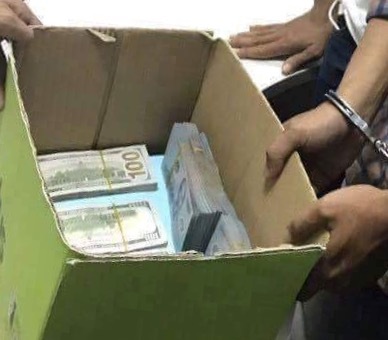 Nhìn lại 10 ngày phá án vụ cướp ngân hàng hơn 2 tỷ đồng - 5
Chân dung đối tượng cướp ngân hàng và tang vật do công an thu giữ.