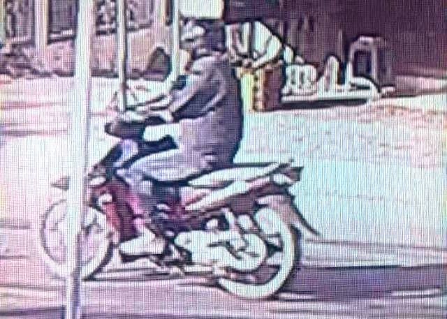 Camera nhà dân ghi lại hình ảnh giống nghi phạm cướp ngân hàng - 1 Camera của dân quay lại hình ảnh giống nghi phạm cướp ngân hàng trên đường tẩu thoát (ảnh do cơ quan công an cung cấp)