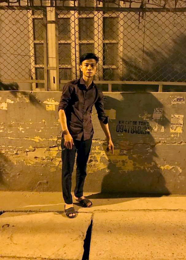 
Lê Văn Tài tại hiện trường một trong 2 vụ cướp.
