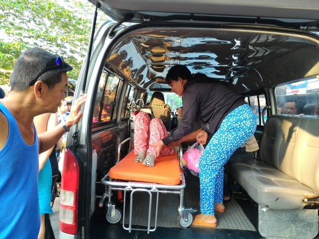 Cứu sống cô gái nhảy cầu Rạch Miễu tự tử - 1
Cô gái nhảy cầu Rạch Miễu được cứu sống đưa vào bờ