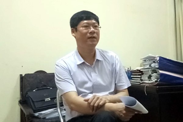 Không tốt nghiệp cấp 3, trưởng phòng bảo vệ chính trị nội bộ vẫn có bằng đại học - 1
Ông Vũ Chí Quang Chánh văn phòng Ban tổ chức tỉnh ủy cung cấp thông tin cho báo Dân trí