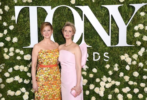 Chrissy Teigen đẹp đôi bên chồng - 15
Cynthia Nixon bên đồng nghiệp Laura Linney. Sau khi kết hôn đồng giới vào năm 2012, Cynthia sống kín đáo hơn nhiều.