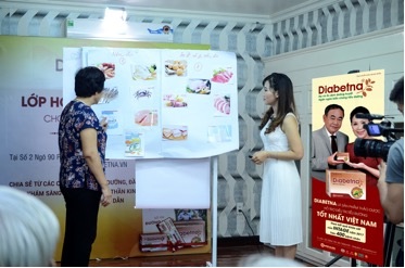 Lần đầu tiên có lớp học dinh dưỡng miễn phí dành riêng cho người tiểu đường - 1 Học viên tham gia lựa chọn thực phẩm nên ăn và không nên ăn
