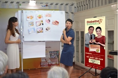 Lần đầu tiên có lớp học dinh dưỡng miễn phí dành riêng cho người tiểu đường - 2 Chuyên gia Át K hướng dẫn cách lựa chọn thực phẩm cho người bệnh tiểu đường