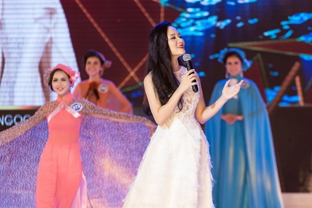 Thuỳ Dung đẹp mặn mà không kém thí sinh Hoa hậu Đại dương - 6 Thùy Dung biểu diễn trên sân khấu.