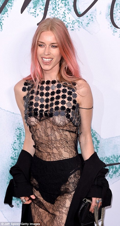Choáng với trang phục hở bạo của người mẫu gợi cảm - 1
Người mẫu Lady Mary Charteris gây choáng với váy ren lưới hở bạo trong bữa tiệc tại London ngày 28/6 vừa qua