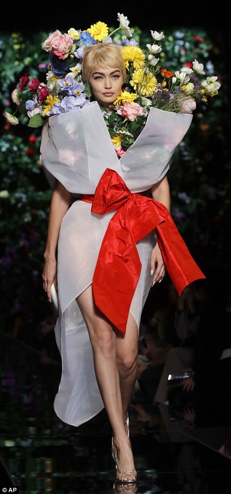 Dàn mẫu hóa thành rừng hoa di động - 1
Gigi Hadid hóa thân thành 1 đóa hoa lớn trong show diễn Moschino tại tuần lễ thời trang Milan xuân hè 2018