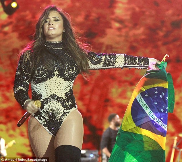 Demi Lovato rực lửa trên sân khấu - 2
Ca sỹ 25 tuổi người Mỹ tràn đầy năng lượng trên sân khấu