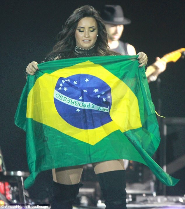 Demi Lovato rực lửa trên sân khấu - 5
Nữ ca sỹ 25 tuổi nói, cách đây một vài năm, cô nghĩ 5 năm nữa mình sẽ kết hôn và sinh con nhưng giờ thì cô quyết định sẽ đầu tư nhiều hơn để phát triển sự nghiệp