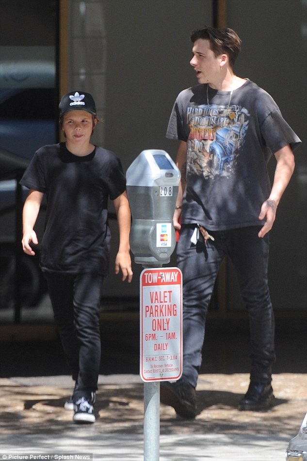 
Vợ chồng Beckham tiết lộ con cả Brooklyn (bên phải) cũng rất khéo vun vén cho tổ ấm khi được bố mẹ giao trọng trách chăm các em
