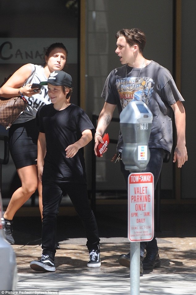 
Có nhiều tin đồn về việc vợ chồng Beckham đang lục đục nhưng gia đình nổi tiếng này vẫn bình thản trước những lời đồn vô cớ
