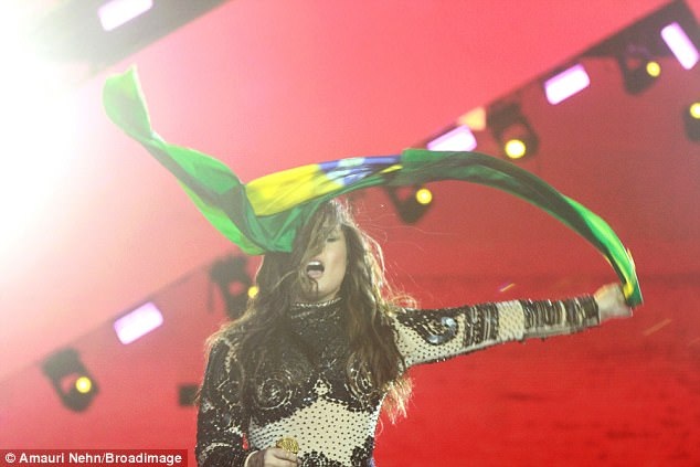 Demi Lovato rực lửa trên sân khấu - 7
Demi Lovato vừa góp mặt trong sản phẩm âm nhạc mới mang tên Instruction cùng DJ Jax Jones và rapper Stefflon