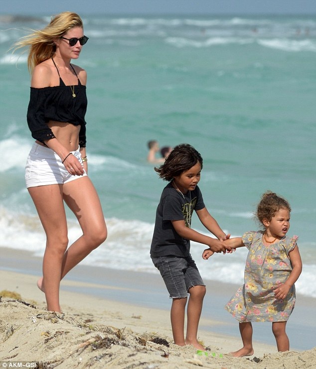 Cựu thiên thần Victoria's Secret vui đùa cùng con trên biển - 3
Doutzen Kroes, 21 tuổi, cao 1,78m khởi nghiệp người mẫu từ cách đây 13 năm
