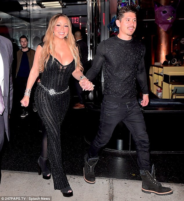 Mariah Carey khoe vòng một căng tròn - 4
Cô được bồ kém 14 tuổi hộ tống dự tiệc